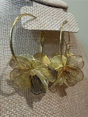 New Beautiful Gold Floral Hoop Earrings - Women Jewelry (light not heavy)